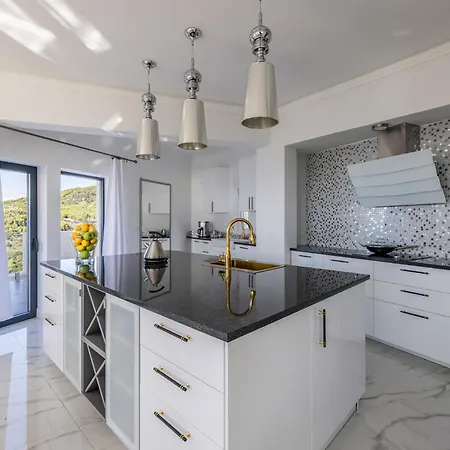 Berfami - Private Pool, Near Split Villa *